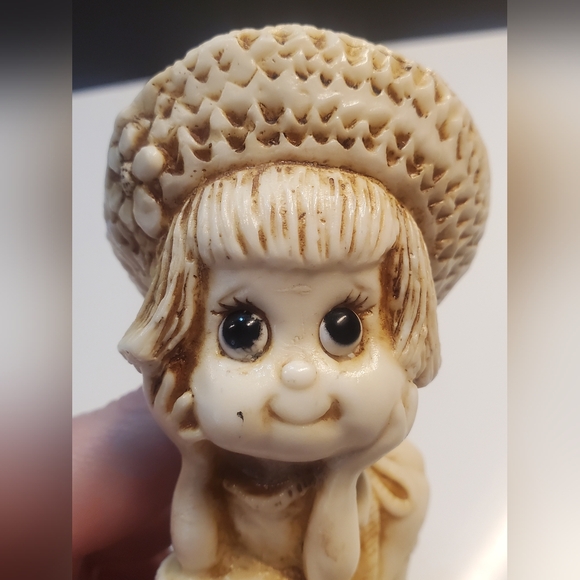 Vintage Russ and Wallace Berrie 1976 Cute Big Eyes Little Girl Figurine "I Care" - Picture 10 of 13